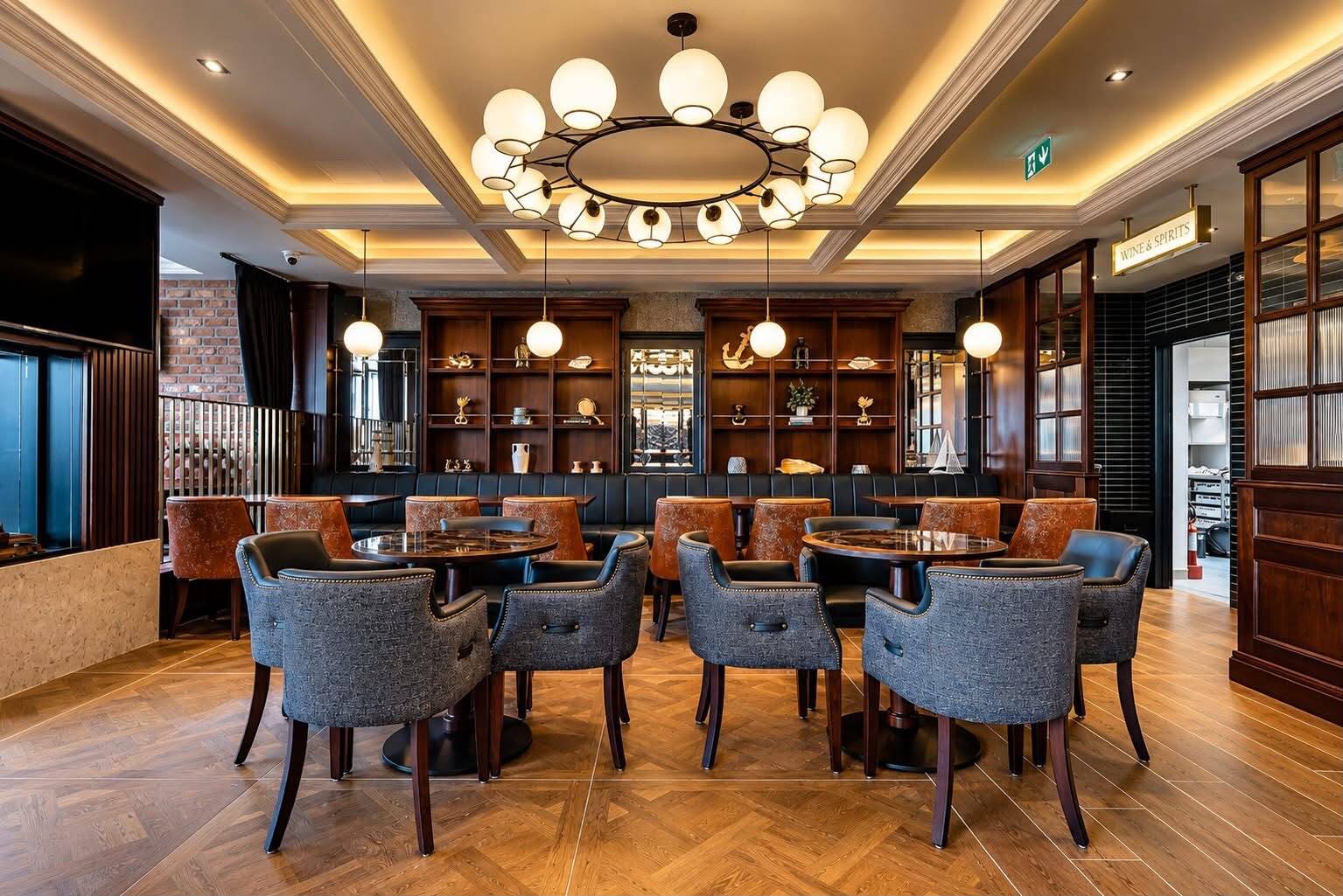 Tilly's Restaurant at BayView Lodge